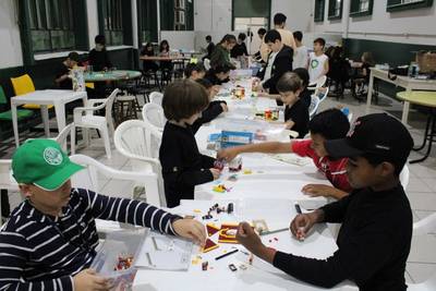 Alunos do Colégio Satc participam de novas experiências com Dia do Amigo