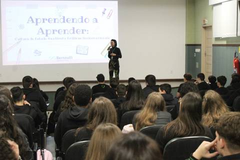 Colégio Satc realiza bate-papo com alunos sobre práticas socioemocionais e rotina de estudo