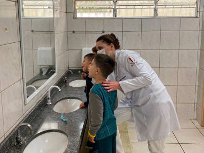 Alunos de creches e escolas de Morro da Fumaça recebem orientações sobre saúde bucal