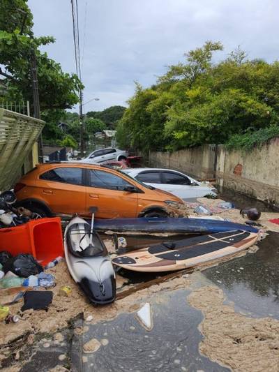 Rompimento de lagoa da Casan causa alagamentos em Florianópolis; Bombeiros de Tubarão são deslocados