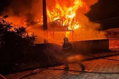 Bombeiros utilizam mais de 10 mil litros de água para combater incêndio em residência