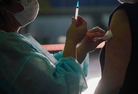 Dose de reforço em adultos acima de 18 anos começa a ser aplicada no dia 20 de novembro