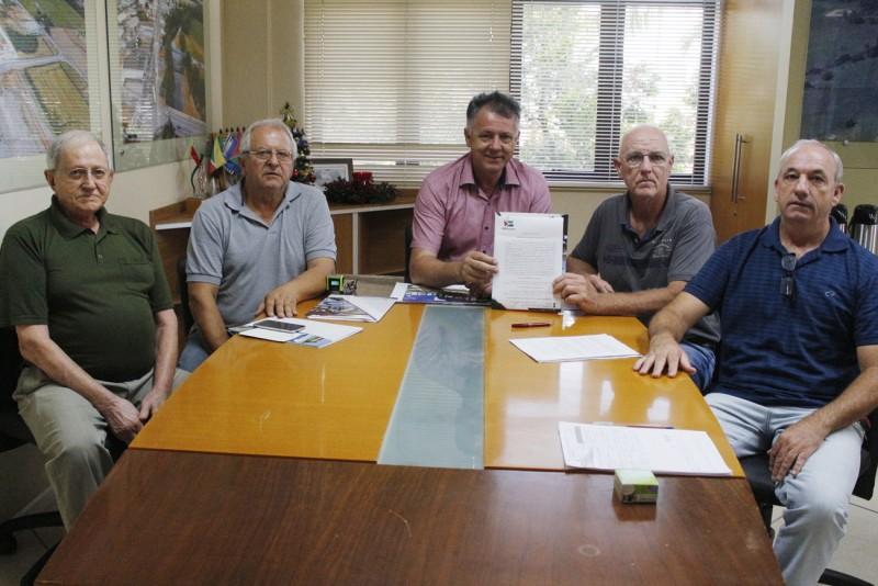 Prefeito assina termo de cessão de uso de equipamento para a rizicultura em Forquilhinha