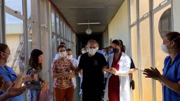 Paciente recebe alta depois de seis meses internado por causa da Covid-19