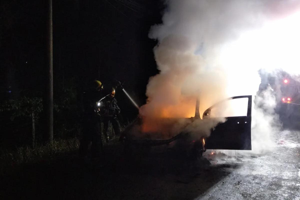 Carro é destruído por incêndio em Criciúma