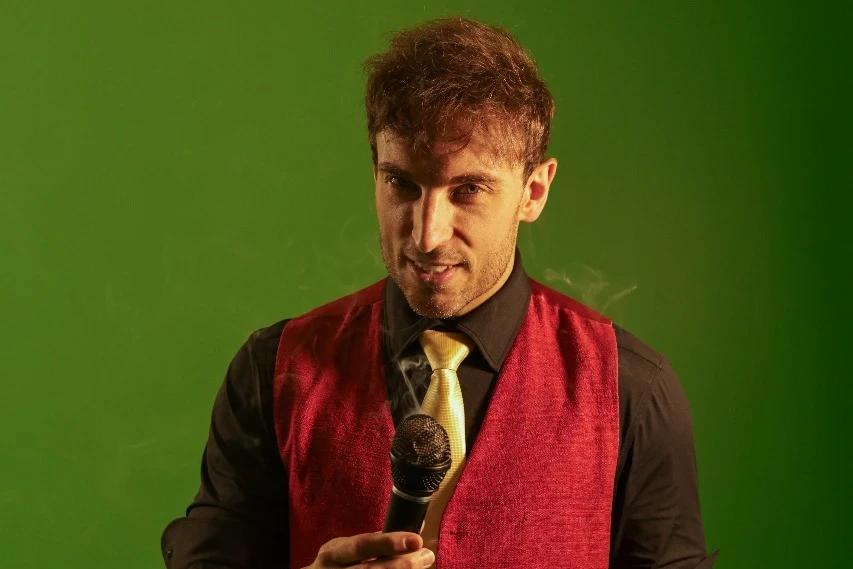 Léo Lins apresenta espetáculo de stand-up no Teatro Elias Angeloni