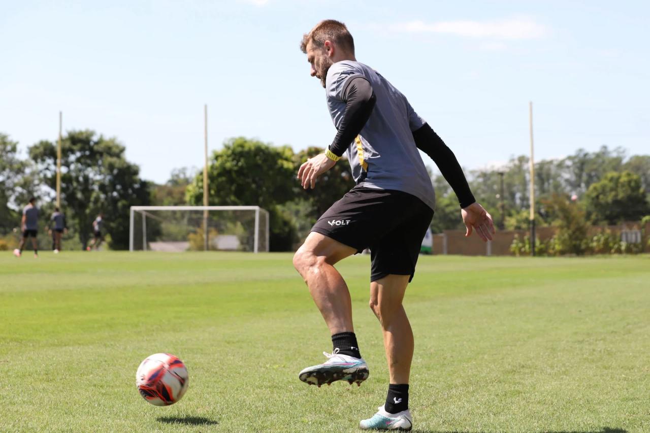Fotos: Eduardo Baptista comanda treino tático neste sábado