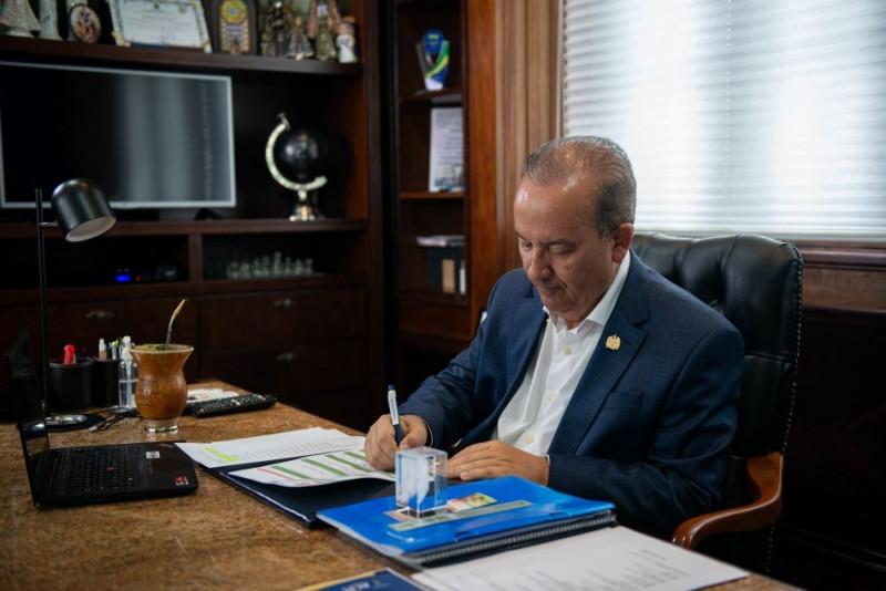Governador anuncia antecipação de metade do 13º salário dos servidores públicos
