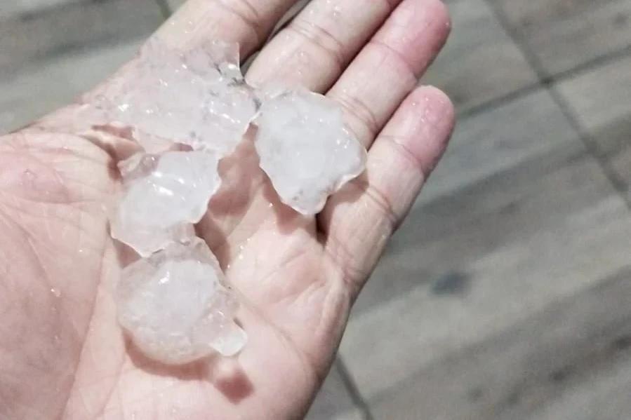 Chuva forte e queda de granizo danificam telhados de residências no Sul de SC