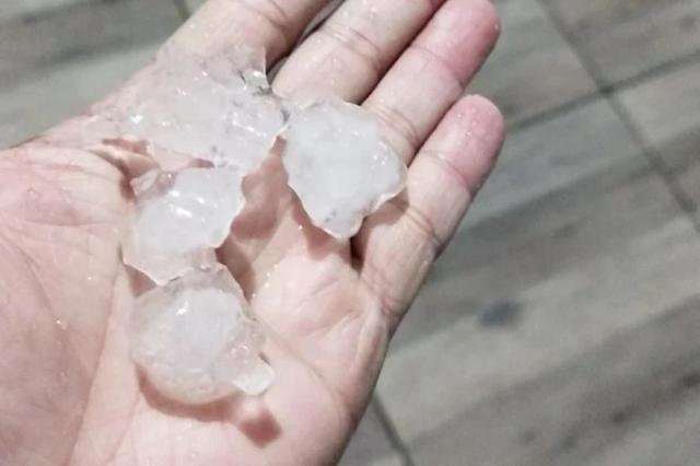 Chuva forte e queda de granizo danificam telhados de residências no Sul de SC