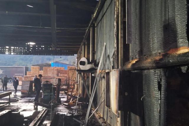Bombeiros utilizam 15 mil litros de água para combater incêndio em edificação industrial