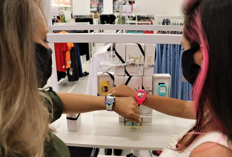 Empreendedorismo: criciumenses fazem sucesso com marca de relógios criativos