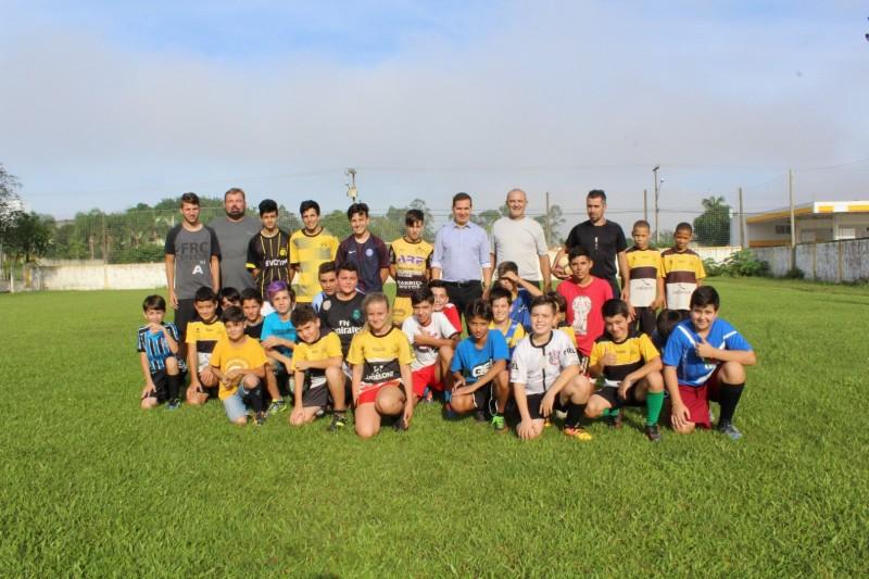 Atividades da escolinha de futebol são retomadas nesta terça-feira