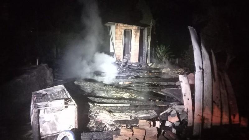 Casa é destruída por incêndio em Sombrio
