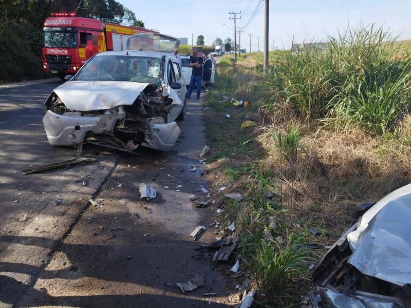 Três pessoas são encaminhadas ao hospital após colisão entre carros em Morro da Fumaça