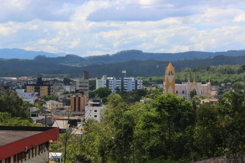 Semana começa com sol e temperaturas elevadas, mas termina com chuva e frio