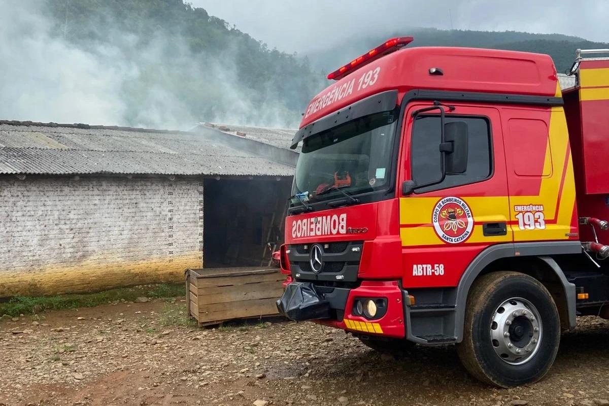 Estufa de fumo é atingida por incêndio em Timbé do Sul