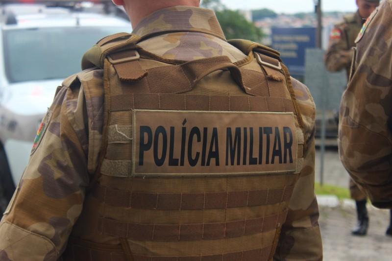 Tubarão: suspeito de tráfico de drogas e dono de bar são presos por guardar armas no estabelecimento