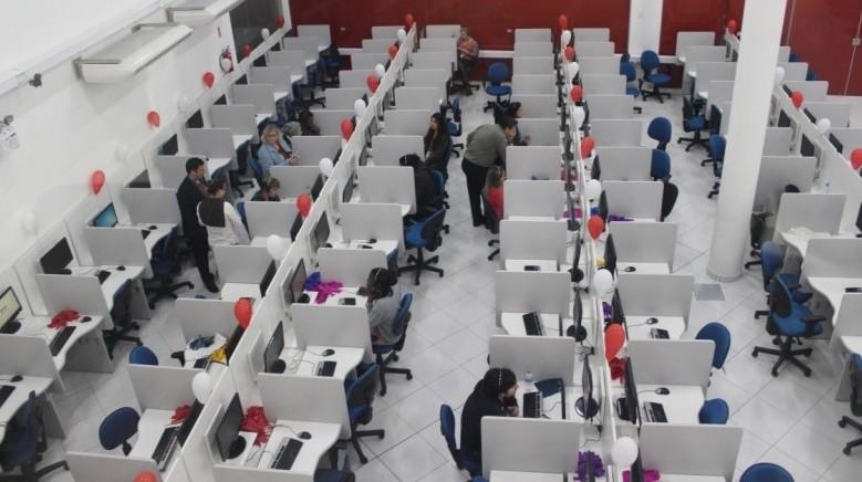 Empresa de call center conta com 300 vagas preenchidas e possui mais 400 disponíveis 