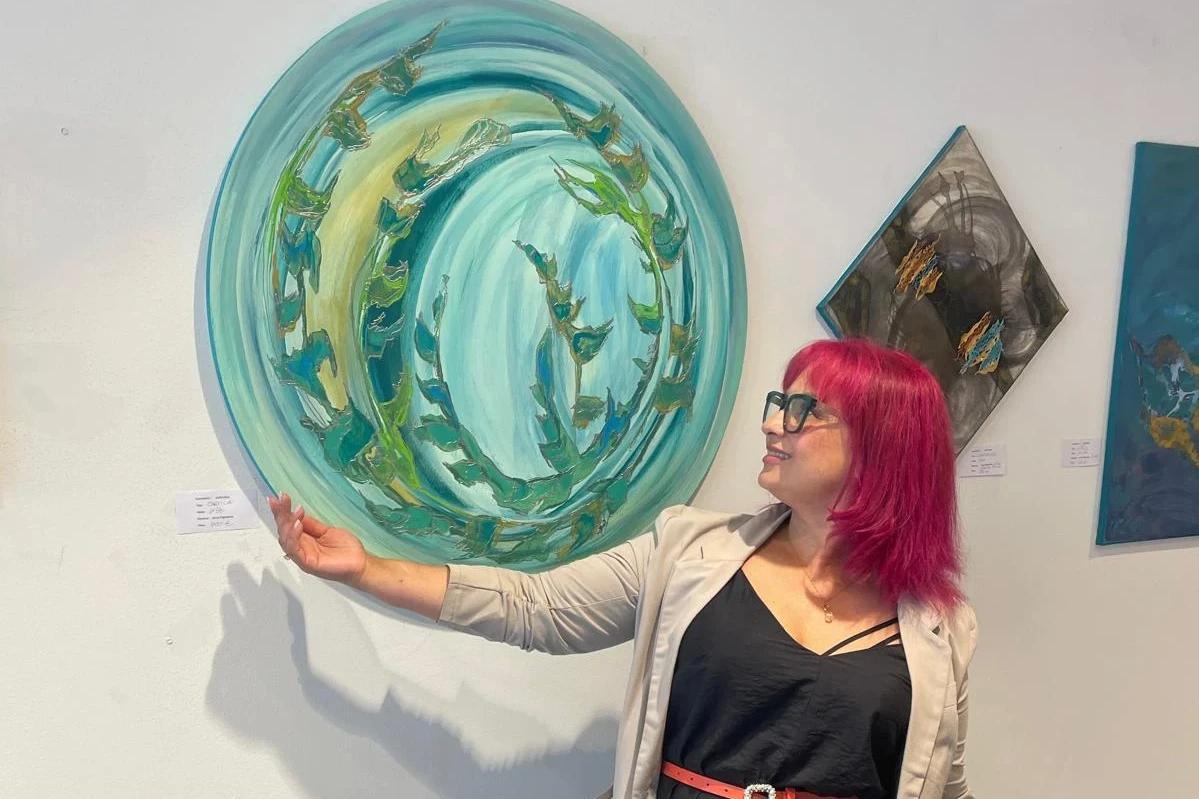 Artista da Alemanha promove aulas gratuitas de pinturas no mês de novembro em Criciúma