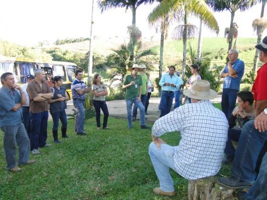 Agricultores de Maracajá conhecem trabalho com gado leiteiro em Rio Fortuna