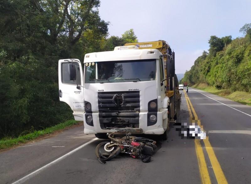 Colisão frontal com caminhão provoca morte de motociclista na BR-280