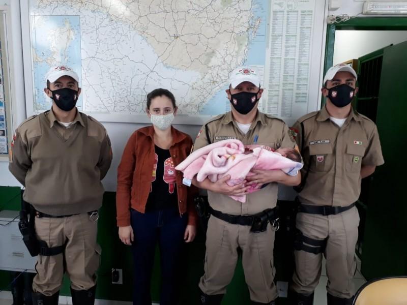 Policiais rodoviários salvam bebê engasgado em Cocal do Sul