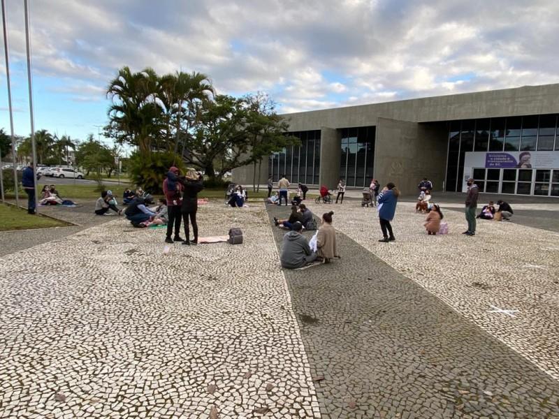 Lactantes realizam ato e buscam apoio para vacinação contra a Covid-19 em Criciúma