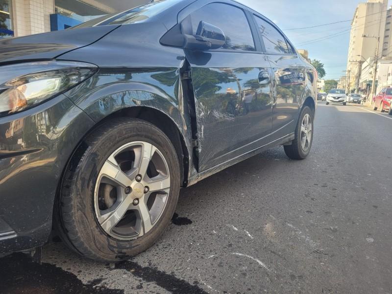 Carro tomba no Centro de Criciúma após motorista colidir contra veículo estacionado