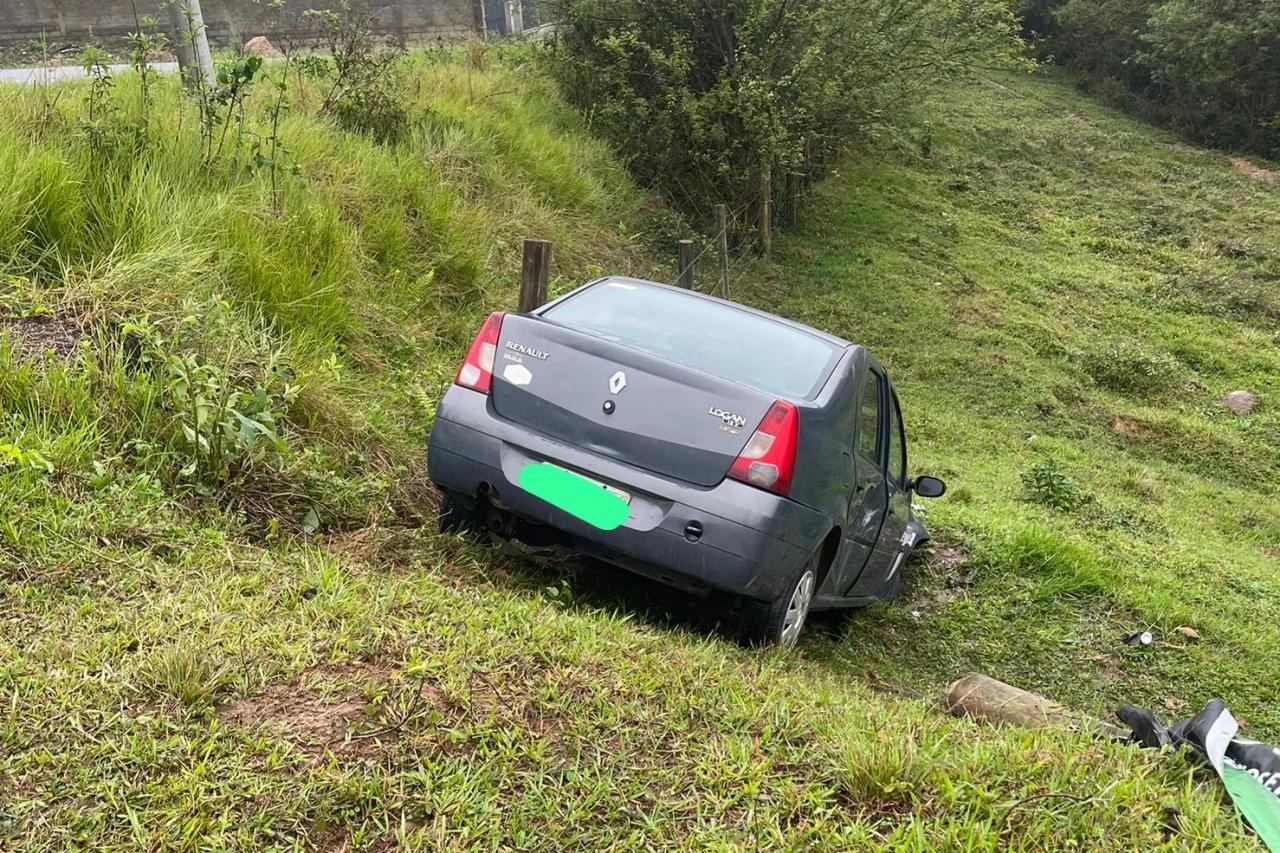 Três pessoas são encaminhadas ao hospital após colisão entre carros
