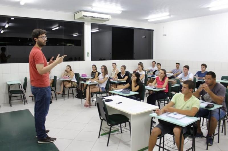 No Brasil, nem metade da população adulta alcança o Ensino Médio