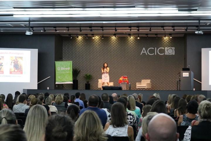 Com técnicas de ilusionismo, Meiry Kamia dá dicas de sucesso e felicidade
