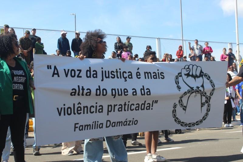 Durante desfile cívico-militar, familiares que denunciam ato de racismo protestam contra ação da PM