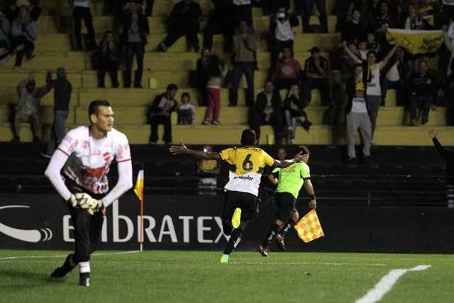 VÍDEO: Noite fria, ânimos quentes: Tigre vence o Vila Nova no Majestoso