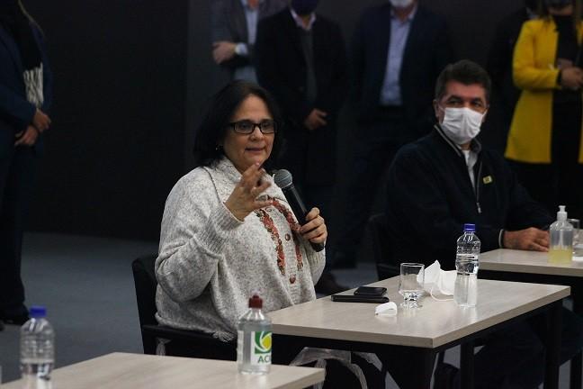Damares Alves faz discurso em defesa do idoso e anuncia verba para Asilo São Vicente de Paulo