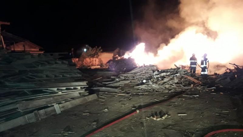 Bombeiros combatem incêndio em depósito de rejeito de construção civil