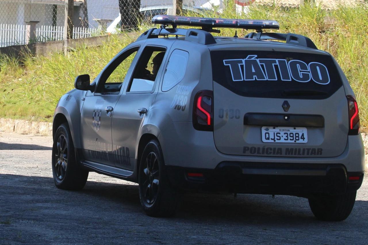 Criciúma: homem é flagrado com faca e pistola carregada em veículo