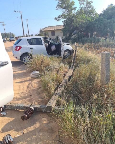 Veículo colide contra poste em Jaguaruna