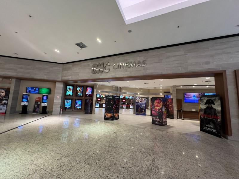 CineMaterna exibe filme ‘Todos Menos Você’ no Nações Shopping nesta quarta-feira