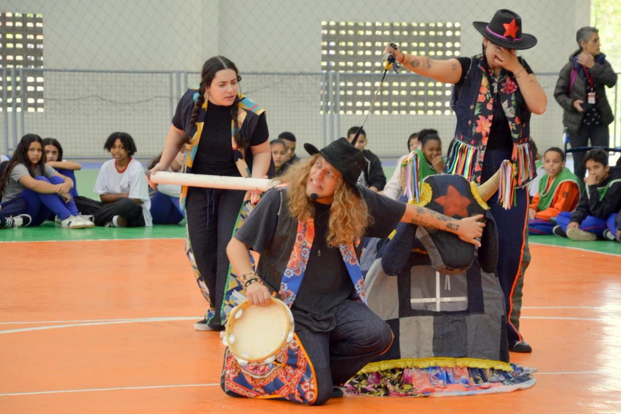 Cerca de 600 pessoas assistem apresentação do Grupo Cultura Mamoeira em Criciúma