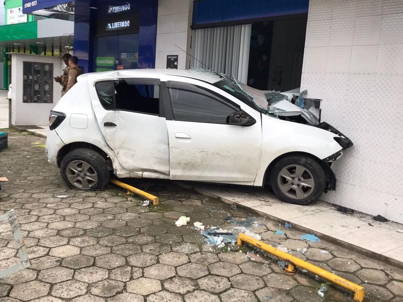 Motorista colide contra fachada de loja em Criciúma; duas crianças e uma mulher ficaram feridas 