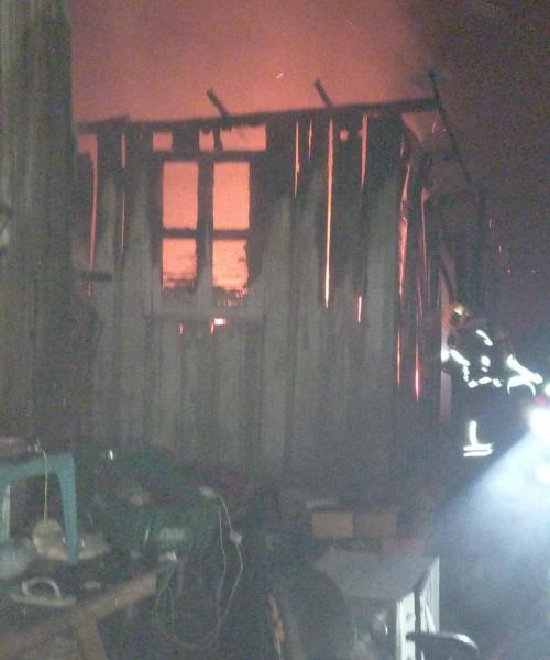 Incêndio destrói casa de madeira em Balneário Rincão
