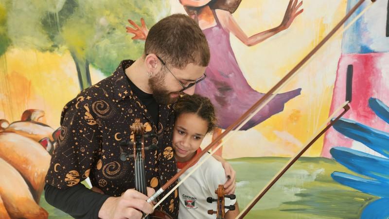 O amor pelo violino e a solidariedade que une gerações 