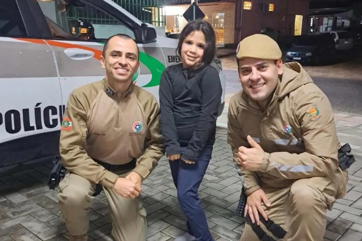 Criança é salva por policiais militares após se engasgar com pedaço de carne; veja vídeo
