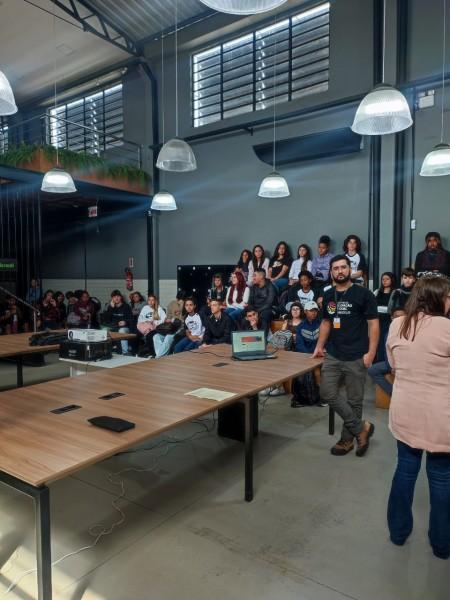 Programa Jovens Aprendizes da Abadeus emprega e prepara futuros profissionais 