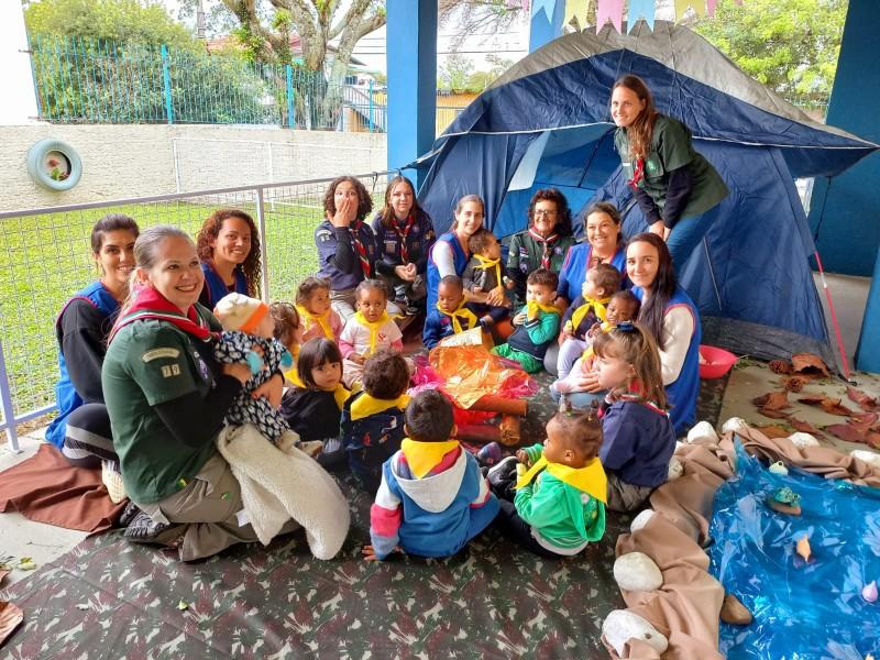 Grupo de Escoteiros de Cocal do Sul realiza momento musical com as crianças do CEI Afasc
