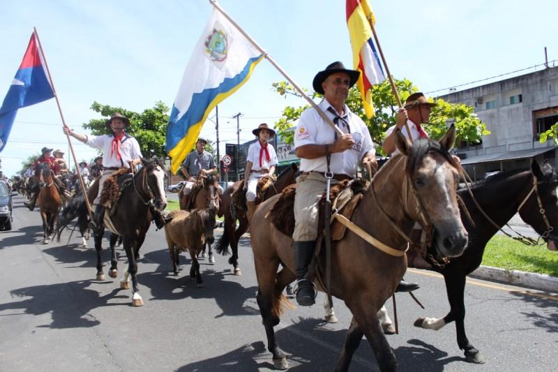 Cavalgada marca início de Rodeio Internacional