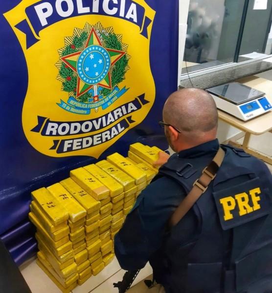 Após perseguição na BR-101, motorista mineiro é preso transportando mais de 90 quilos de maconha