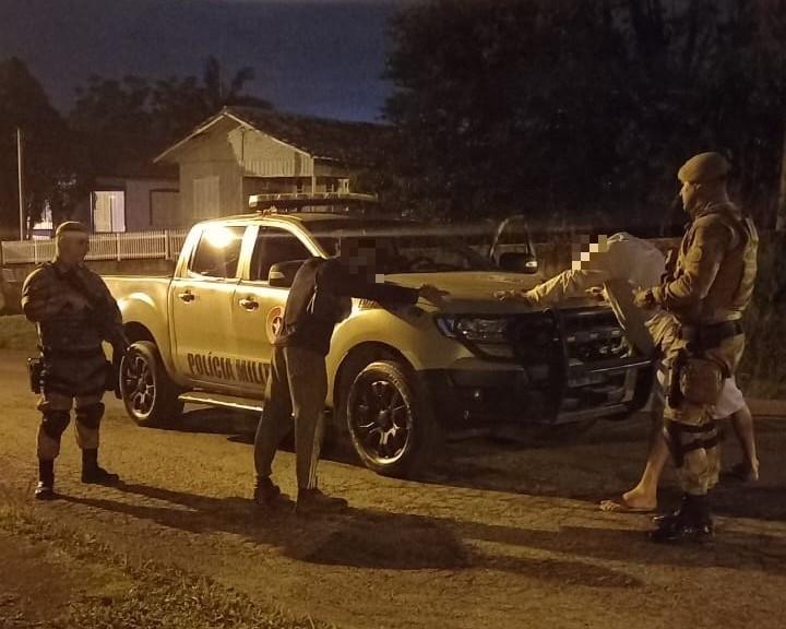 PM cumpre dois mandados de prisão durante operação no bairro Pinheirinho em Criciúma