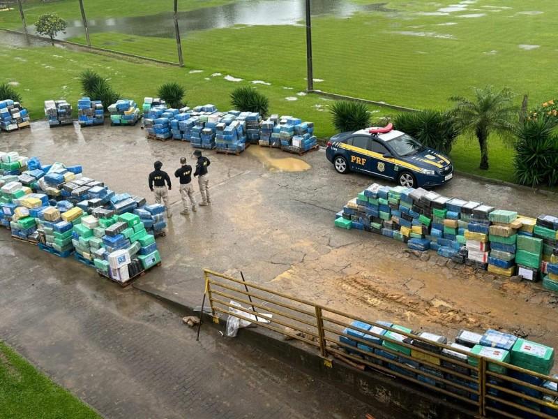 PRF intercepta carreta que vinha para Criciúma e apreende cerca de 25 toneladas de maconha 